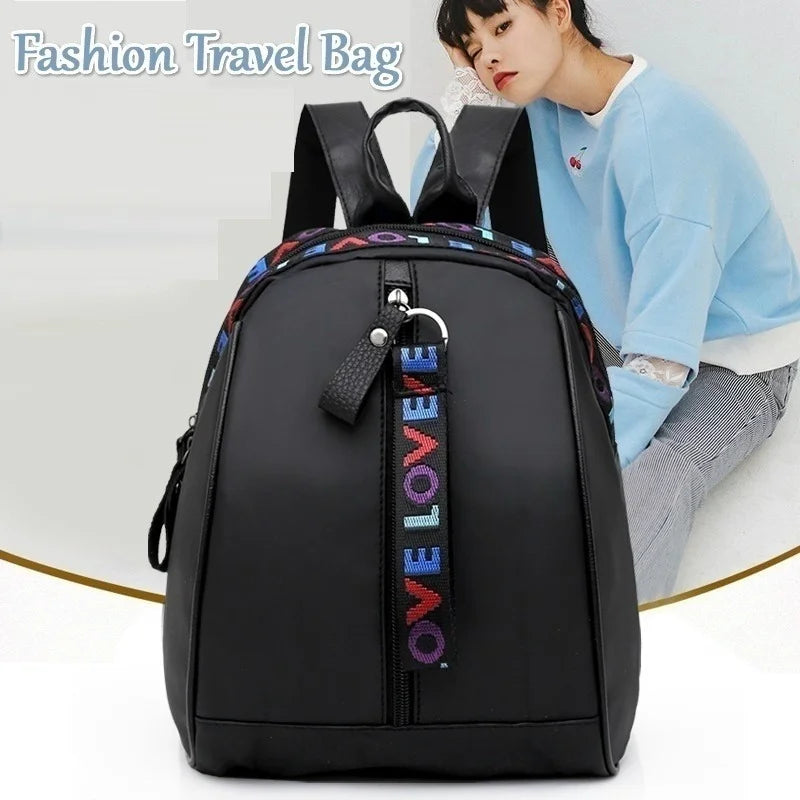 Mini sac à dos homme noir en canvas avec bandoulière pour sport, voyage et école, style pratique et tendance.