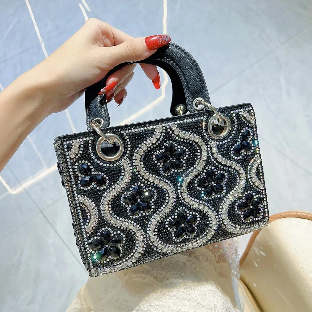 Sac bandoulière femme en strass et diamants, pochette de soirée avec chaîne luxe, élégant accessoire pour femmes.