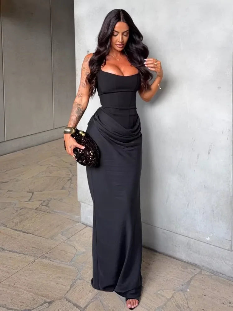Robe mini plissée marron sexy dos nu avec col carré, sans manches et taille haute, vêtement élégant de la marque Badassmood.