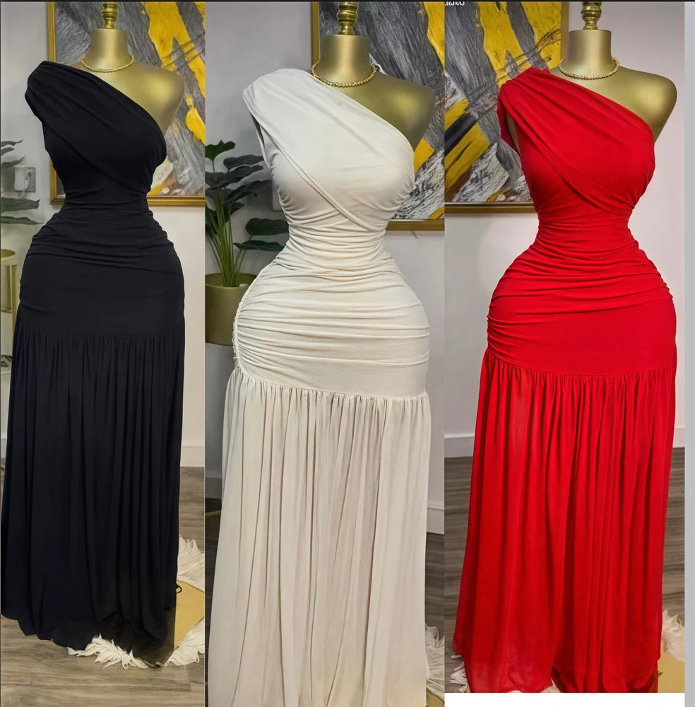 Robe maxi de soirée sexy asymétrique avec manche unique, col off-shoulder en mesh fendu, design élégant de badassmood.com