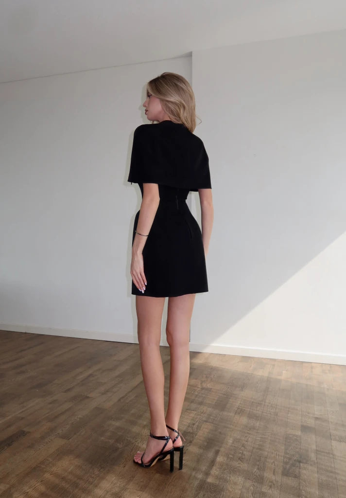 Robe mini châle col carré sans manches, taille cintrée, style vacances, en tissu léger, par badassmood.com.