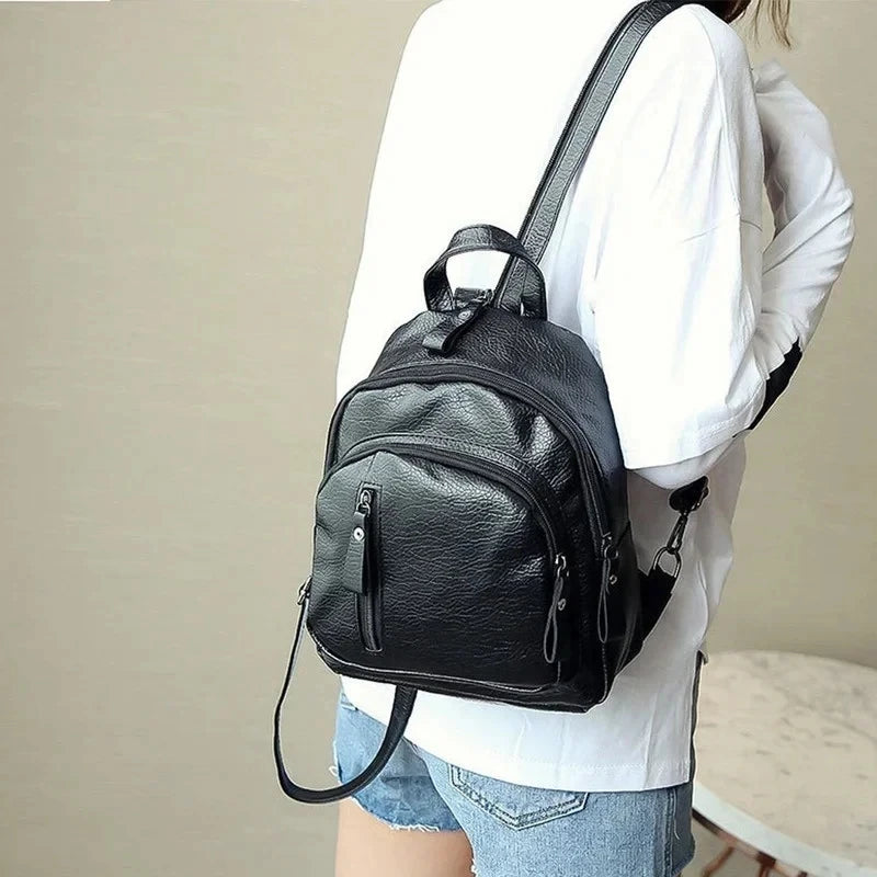 Mini sac à dos pour homme noir en toile, avec bandoulière sport, idéal pour voyage ou école, de la marque Badassmood.