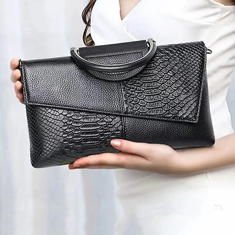 Pochette enveloppe femme Badassmood, clutch soirée avec bandoulière, fermeture éclair, style mode élégante et tendance.