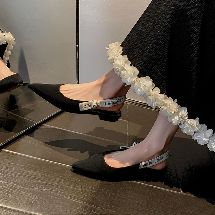 Sandales plates pointues pour femme avec talon bloc de 3-5 cm, bride élastique, en cuir noir, disponibles en tailles 33 à 46.