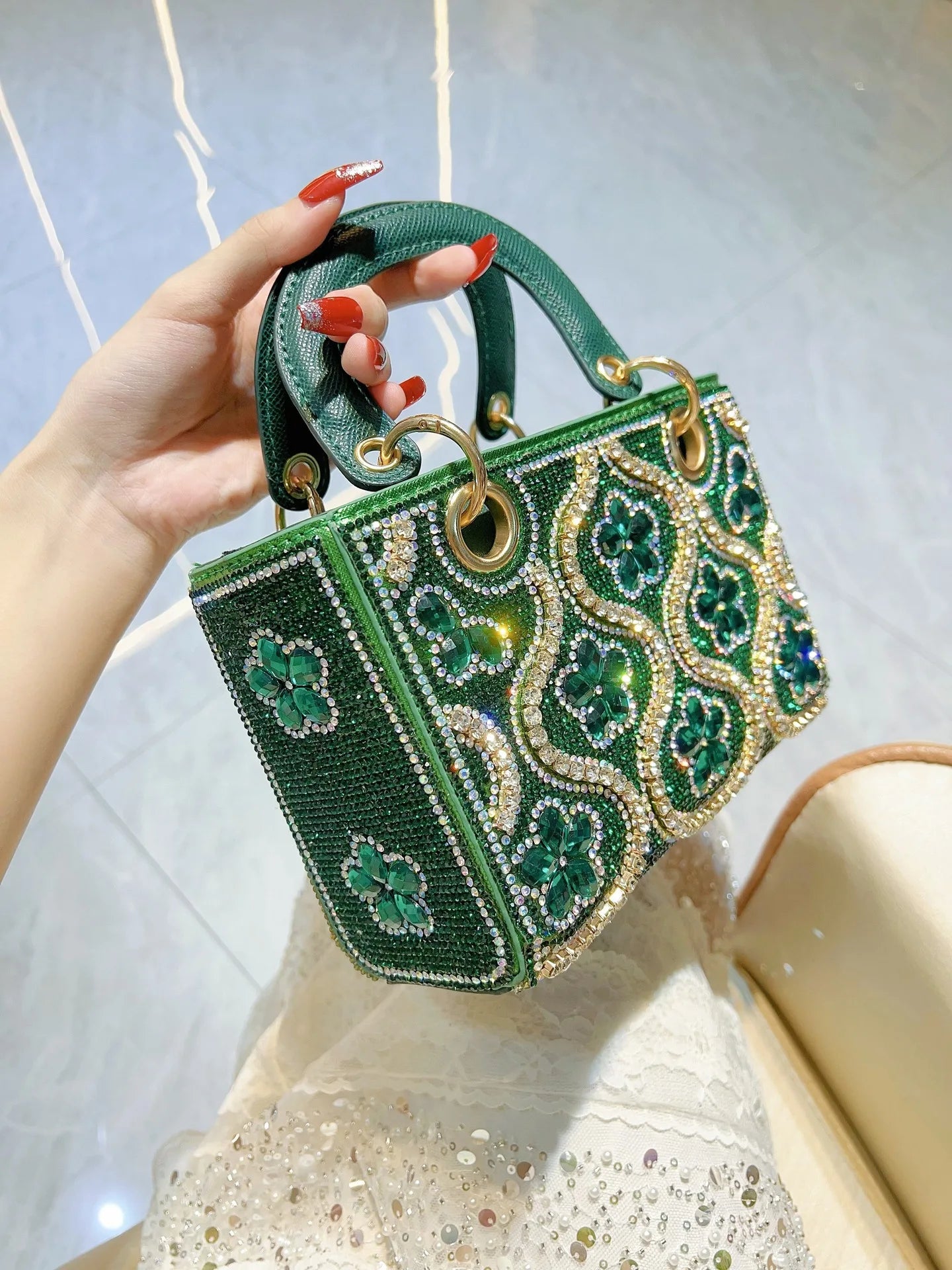Sac bandoulière femme en strass et diamants, pochette soirée avec chaîne élégante, design luxe et brillant.