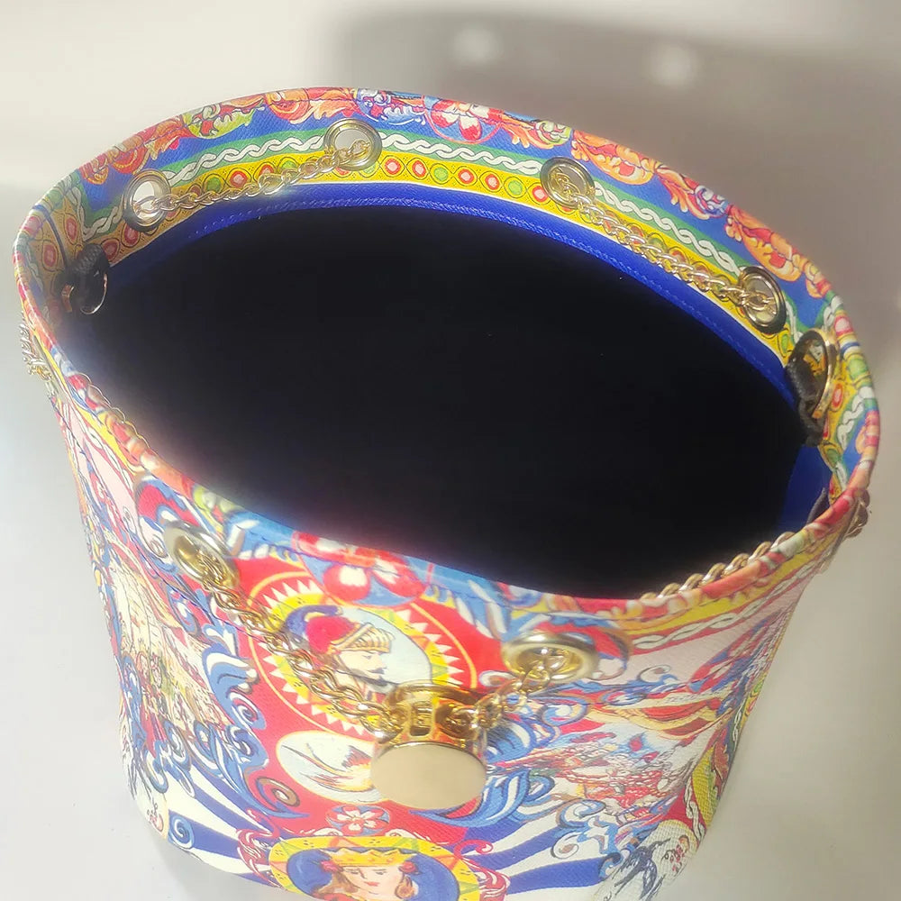 Sac Bucket femme grande capacité avec chaîne dorée et bandoulière, disponible en 12 coloris, sac à main tendance et pratique.