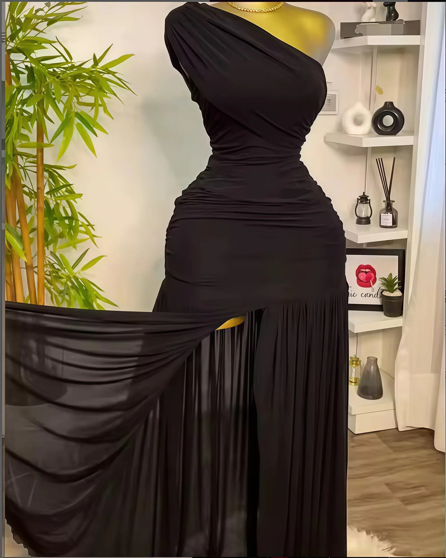 Robe maxi soirée sexy, col asymétrique, une manche off shoulder, en mesh fendu, de la marque badassmood.com