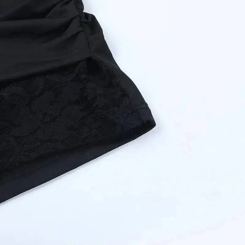 Robe mini plissée en dentelle noire, épaules dénudées, style bodycon sexy pour soirée ou club, par badassmood.com