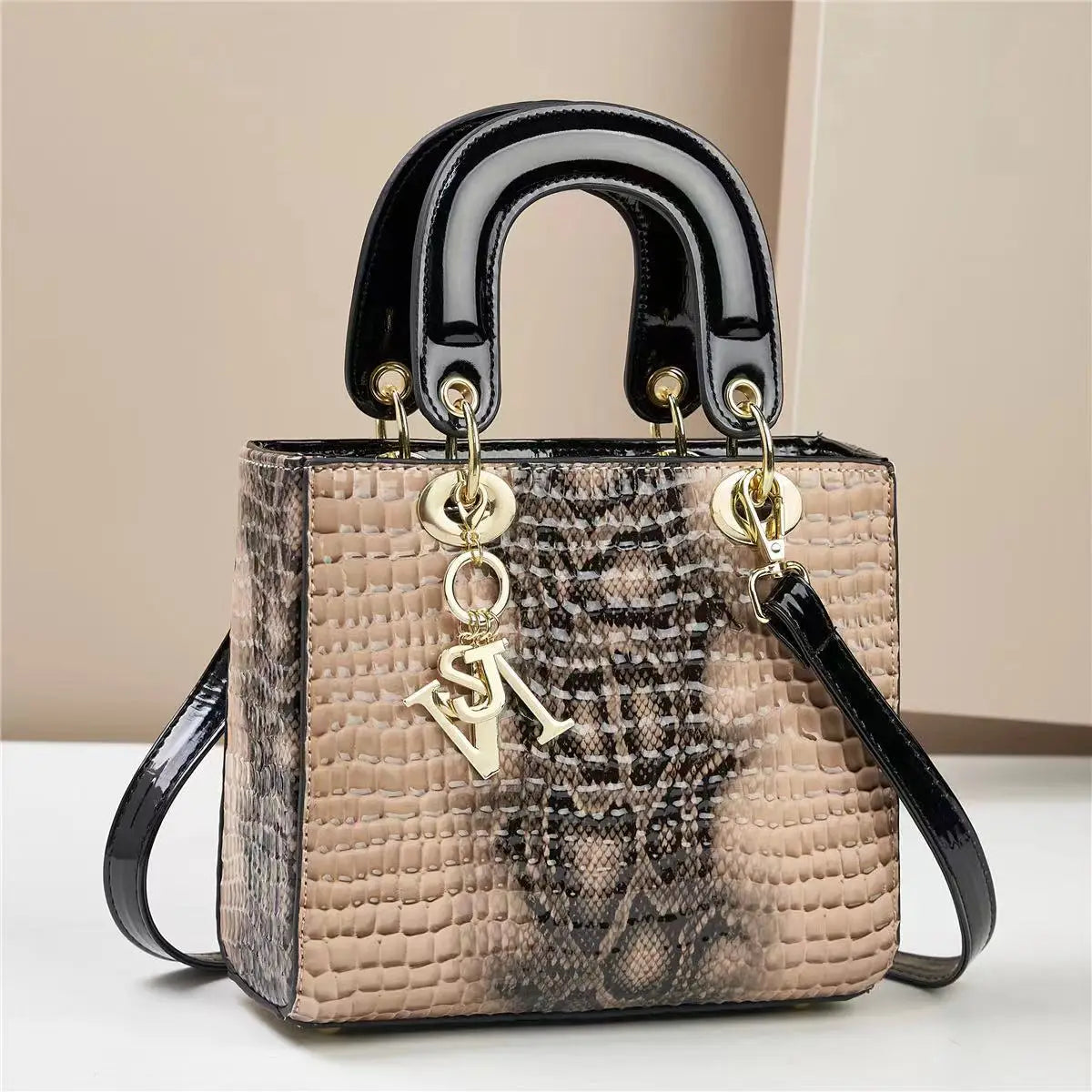 Sac à main femme en toile grande capacité, style casual et élégant, tendance 2025, couleur neutre et design moderne.