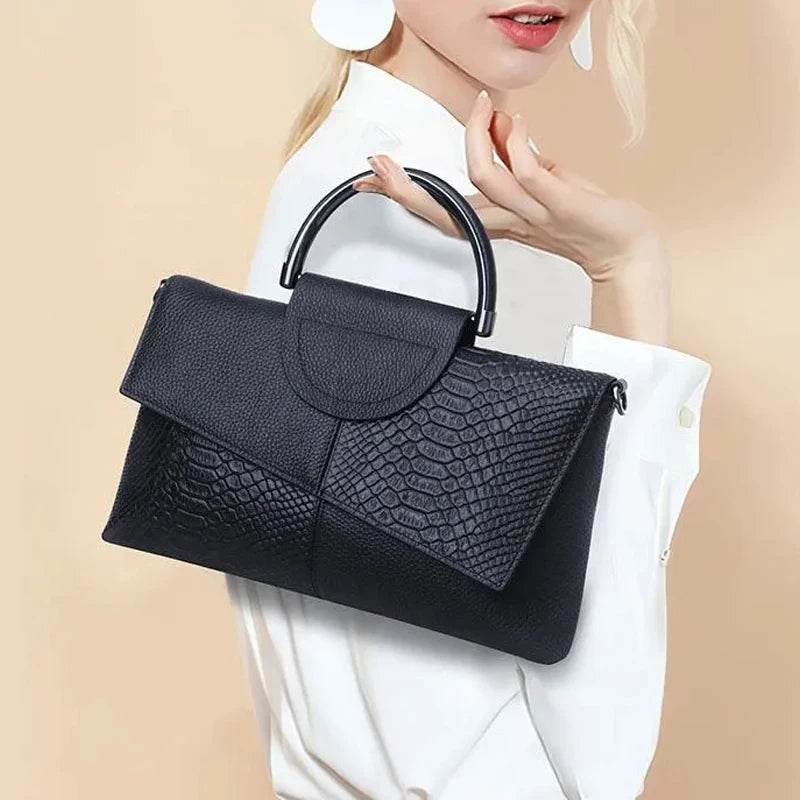 Sac à main femme en cuir PU souple de luxe avec bandoulière, porté sur l'épaule, couleur noire, design élégant.