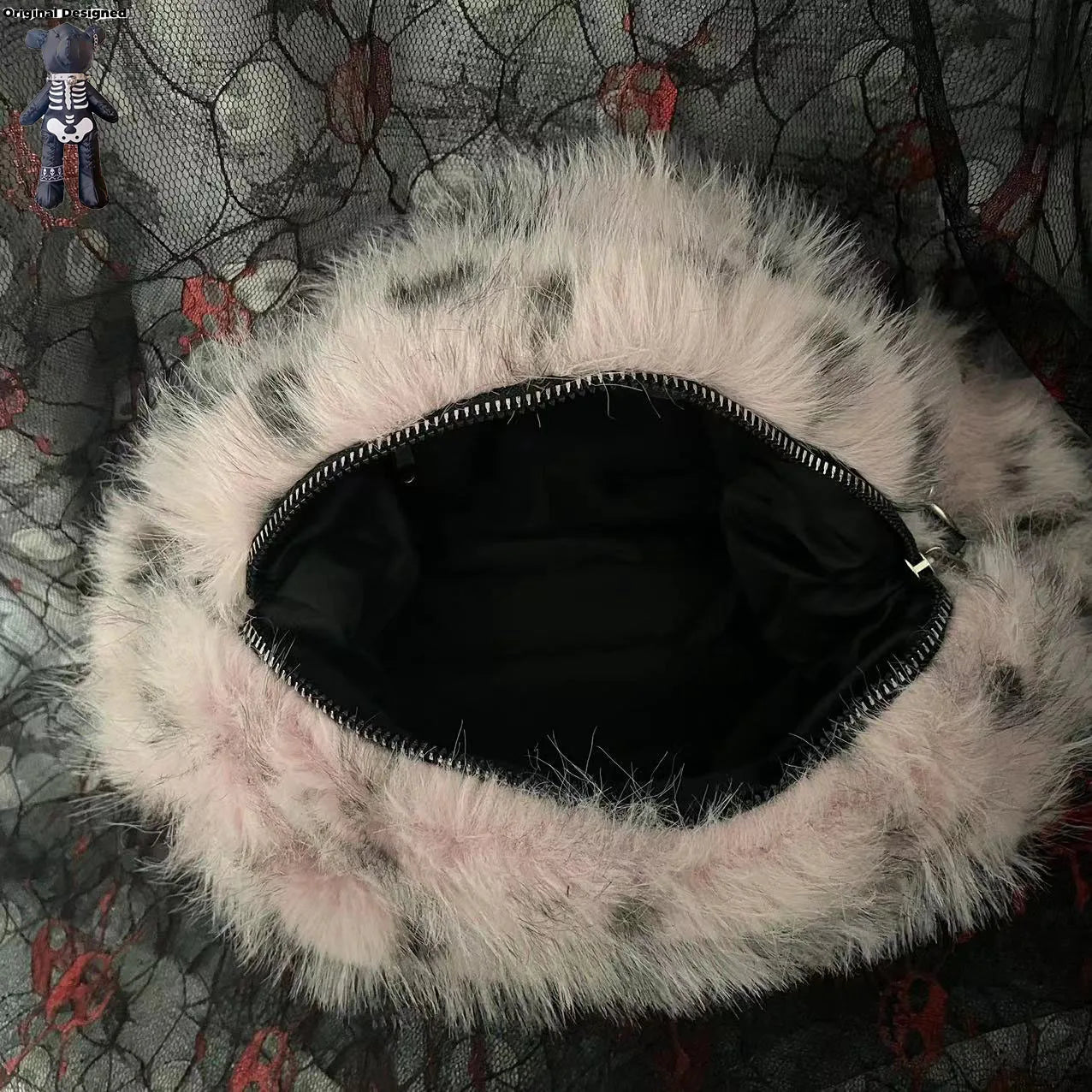 Sac à main léopard rose en peluche, style Y2K punk avec bandoulière, pour femme, tendance et originale.