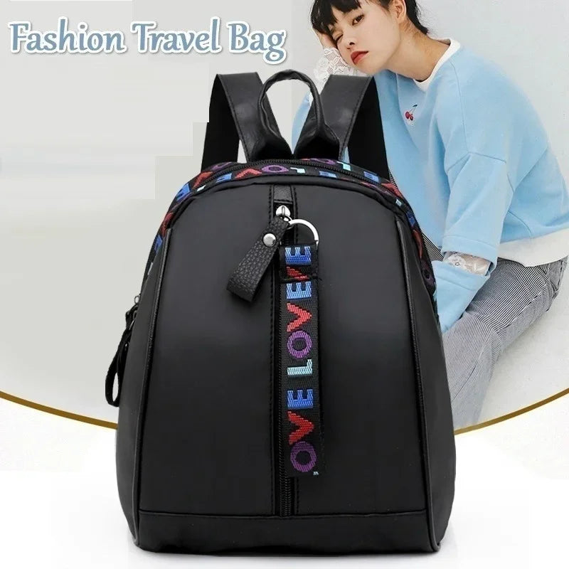 Mini sac à dos noir pour homme en canvas, avec bandoulière sportive, idéal pour voyage, école ou usage quotidien.