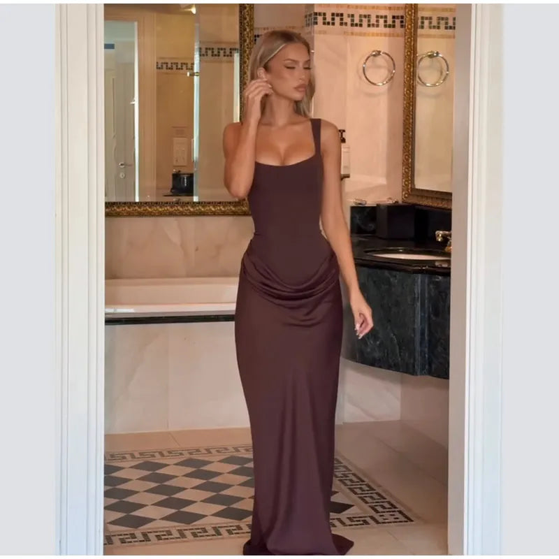 Robe mini plissée marron sexy avec dos nu, col carré, sans manches et taille haute, parfaite pour une allure élégante et moderne.