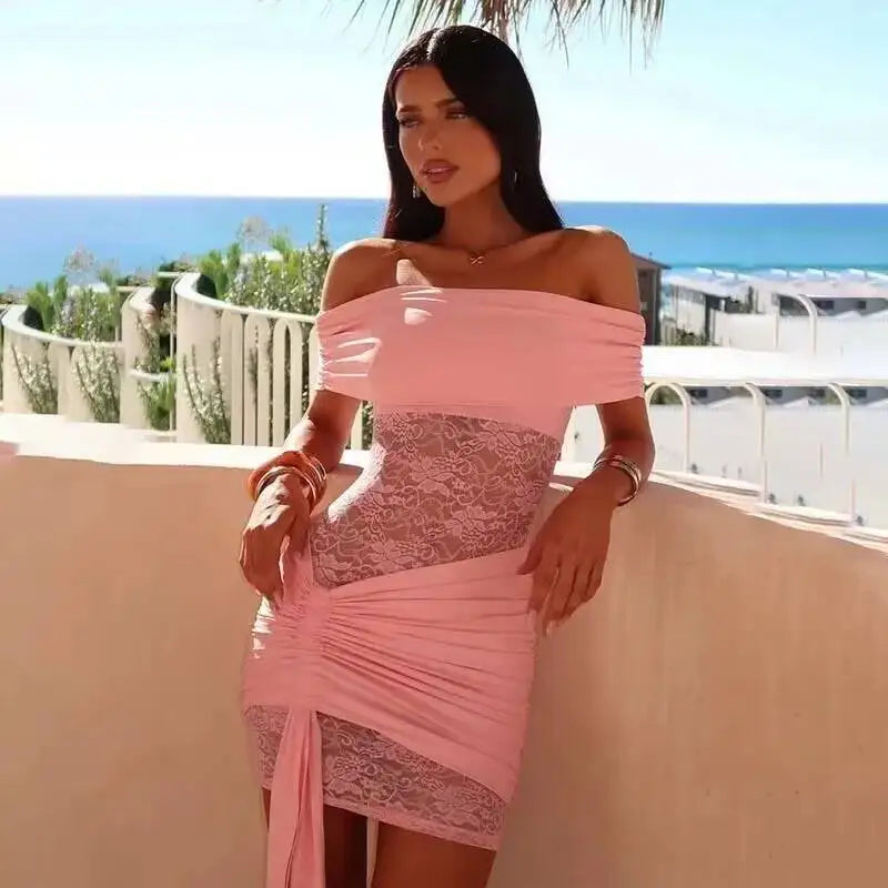 Robe mini plissée en dentelle noire, style bodycon sexy, robe de soirée avec décolleté épaules dénudées, pour fête ou club.