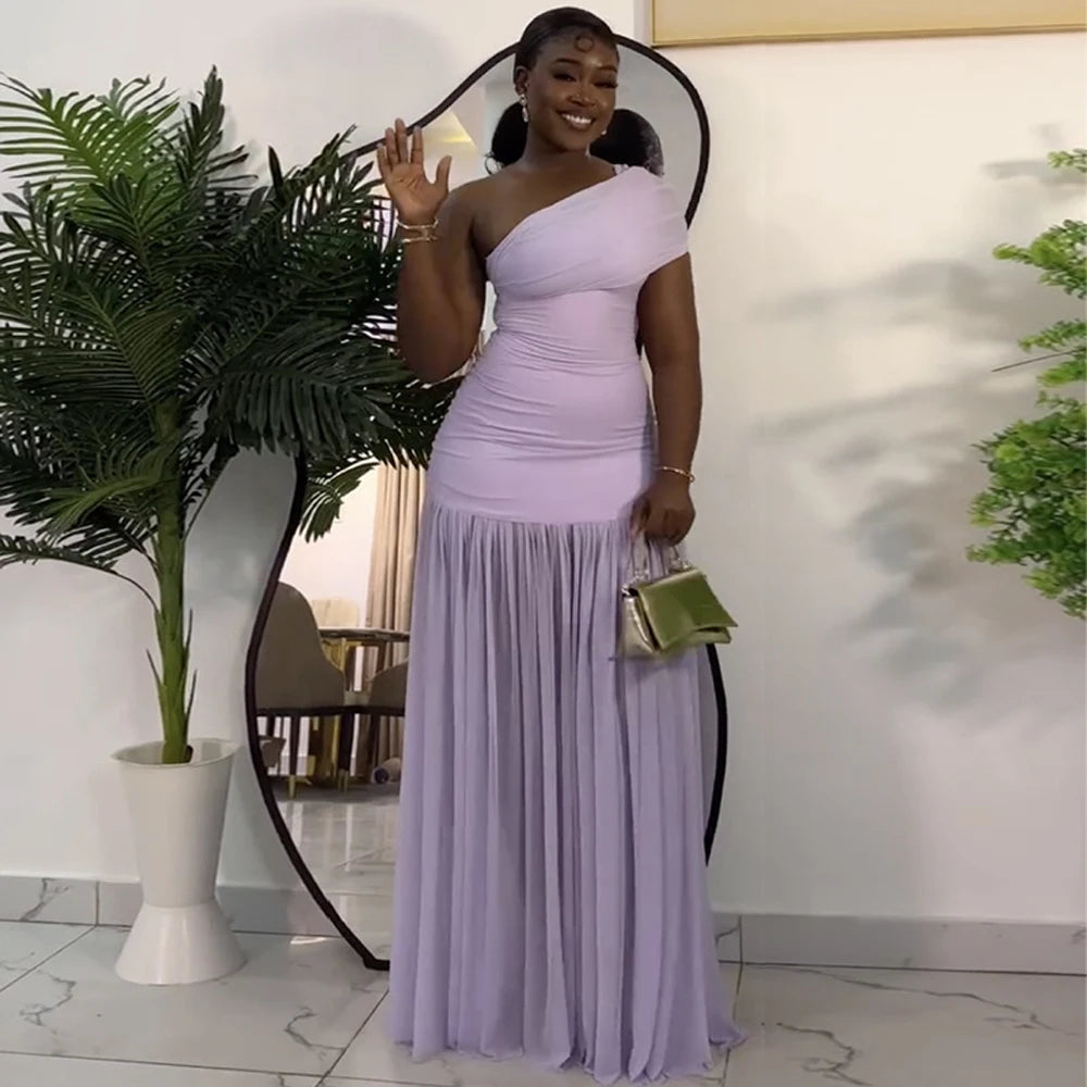 Robe maxi de soirée sexy avec col asymétrique, une manche off shoulder et tissu en mesh fendu, de la marque badassmood.com