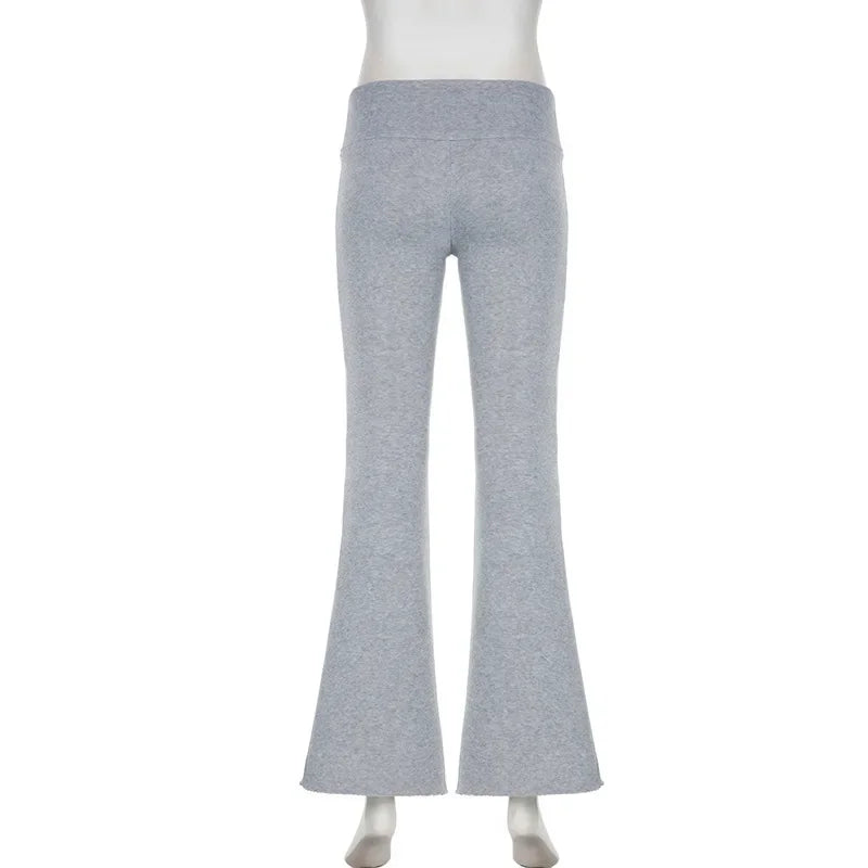 Pantalon flare Y2K taille basse pour femme, style bootcut slim casual sexy, couleur noire, vue de face.