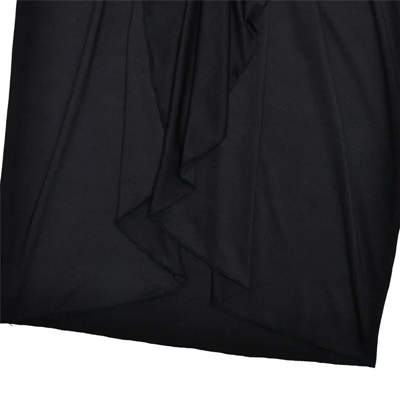 Robe maxi moulante à col roulé fendue, manches longues et drapée, style bandage, en tissu noir élégant.