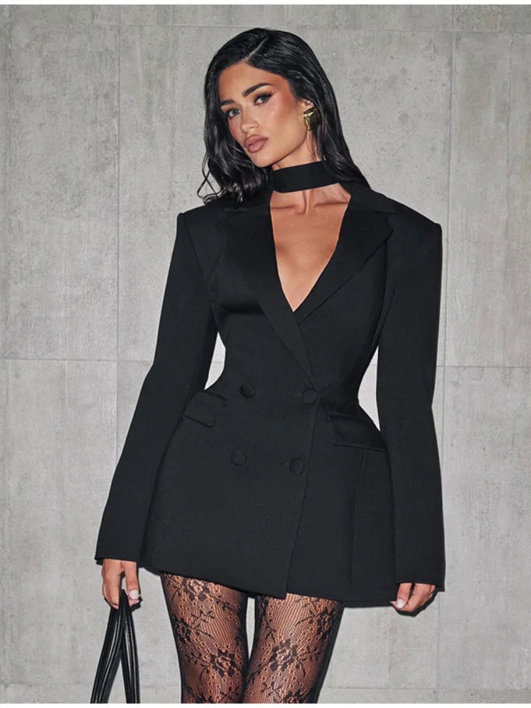 Robe mini chic cintrée avec col V profond et manches longues, double boutonnage, style élégant et tendance.