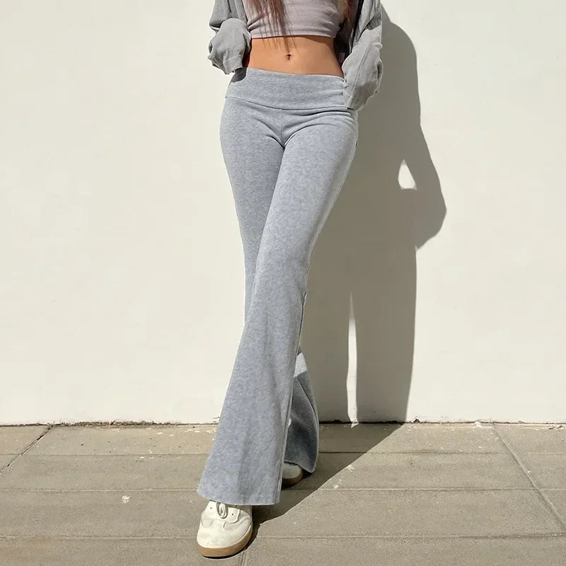 Pantalon flare Y2K taille basse pour femme, style bootcut slim casual sexy, en denim noir, tendance 2024.