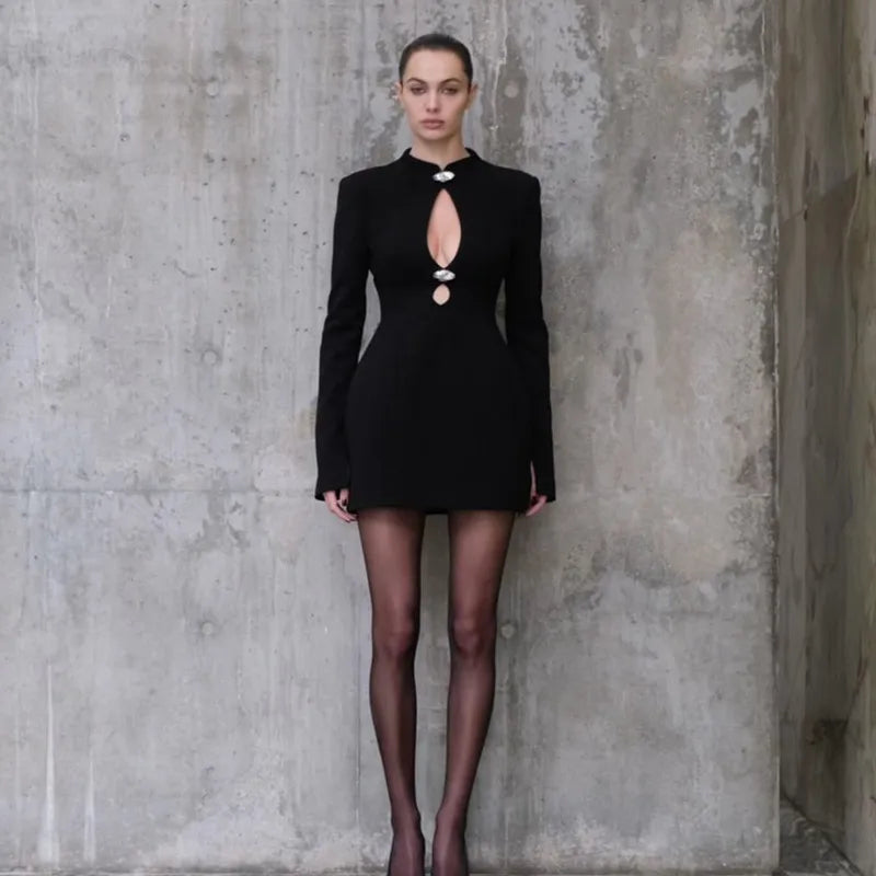 Robe mini chic cintrée à col V profond avec manches longues et double boutonnage, élégante et sophistiquée.